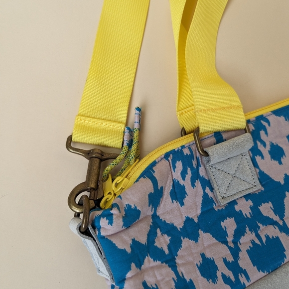 KAVU Barbs Bag Crossbody Bag Padded Travel Purse - Picture 4 of 12